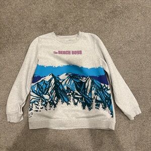 Gray Sweatshirt with Mountain Graphic